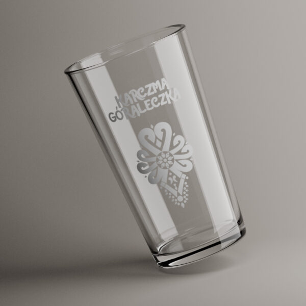 Zdjęcie przedstawiające grawer na szklankach do piwa